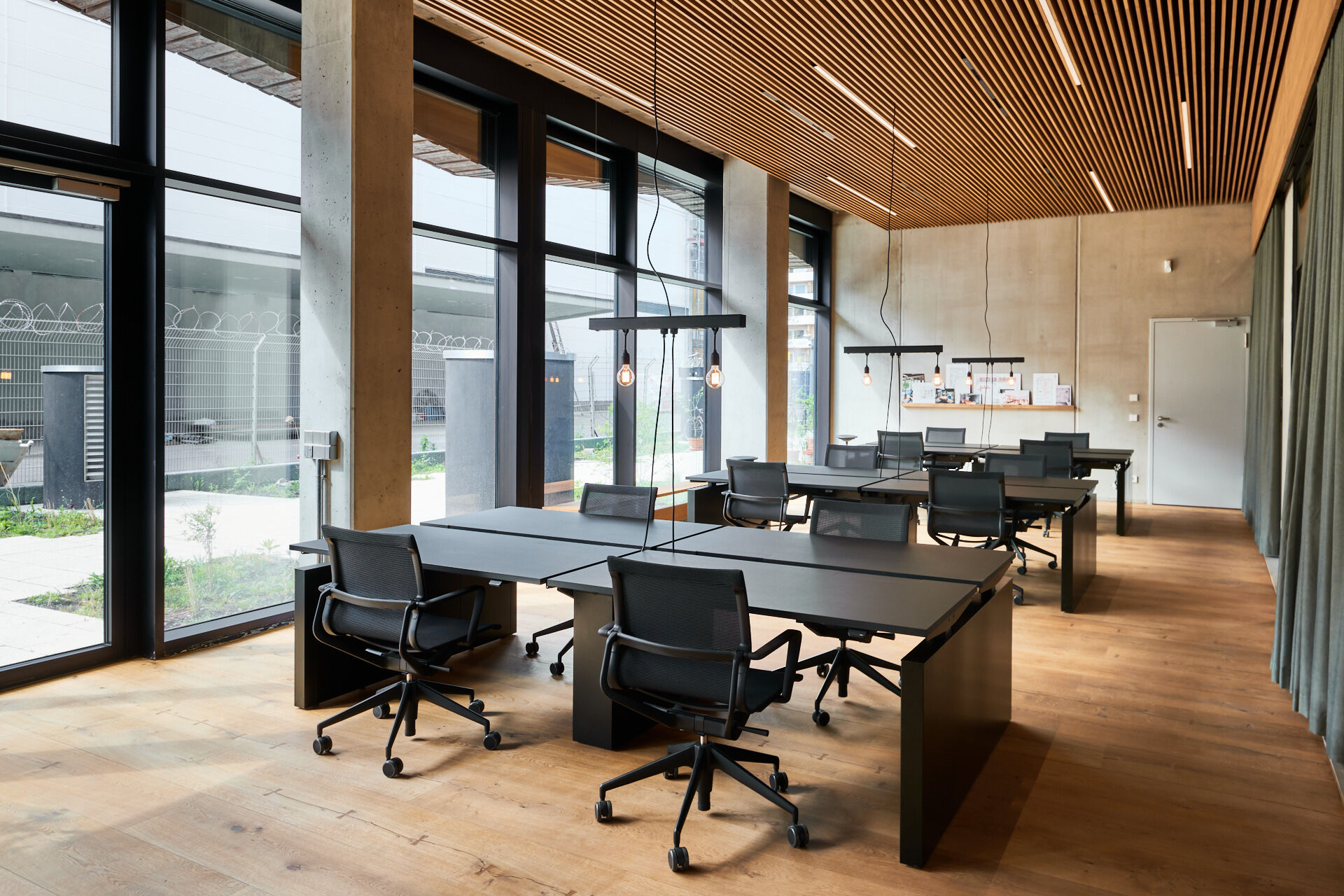Open work areas combine functionality, material clarity and a calm atmosphere for focused collaboration.