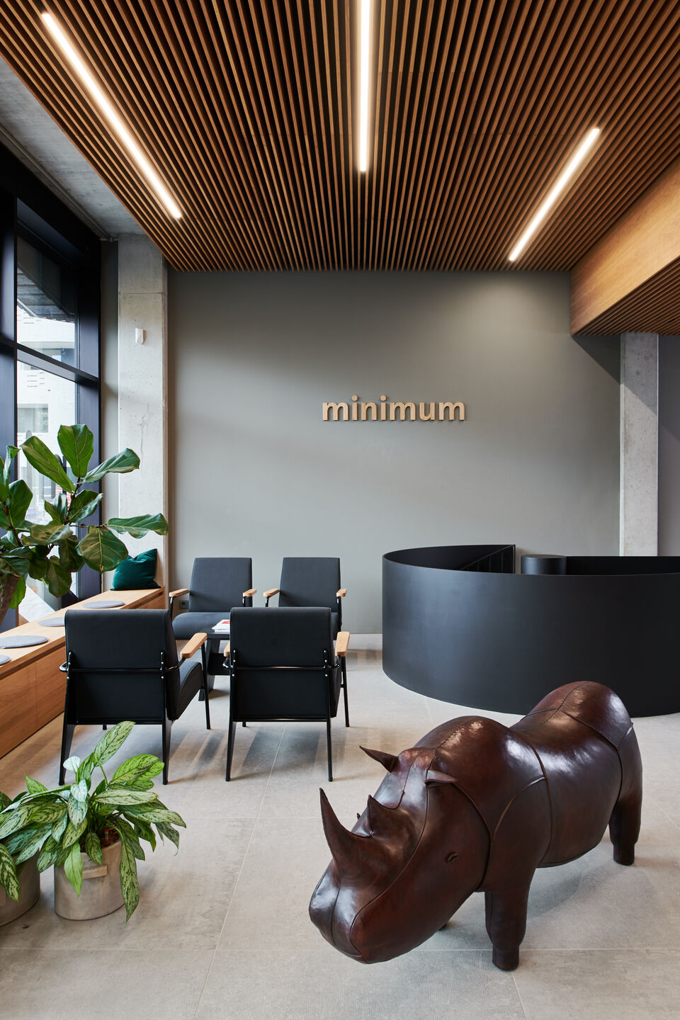 The entrance area creates a welcoming transition between workplace, lounge and community space.