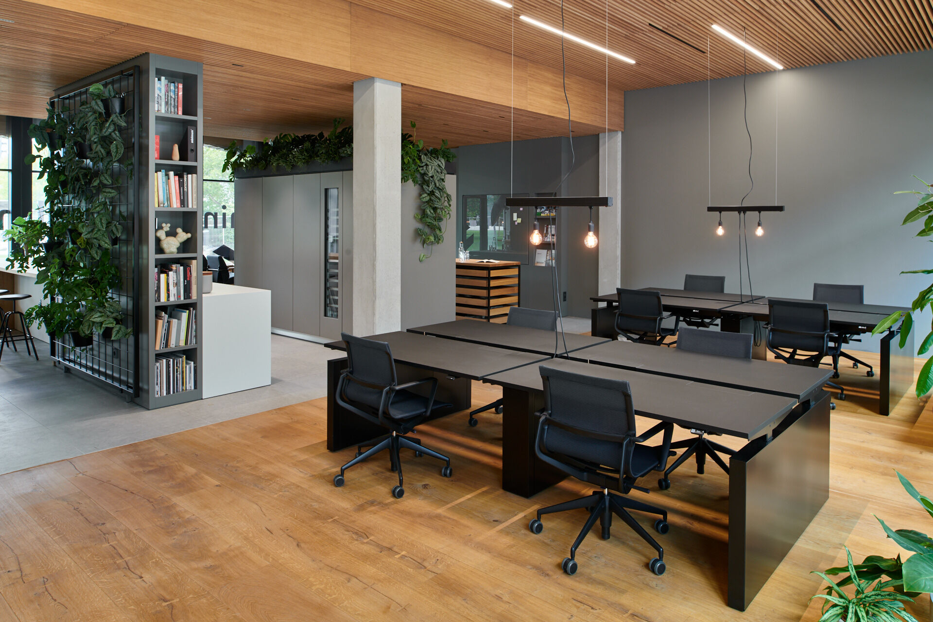 Flexible work areas merge openness, comfort and architectural precision into a contemporary office landscape.