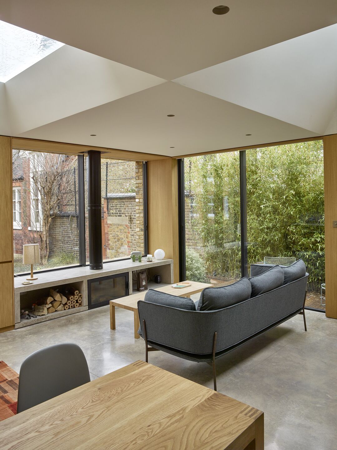 Expansive slim sliding doors connect the interior living space with the landscaped surroundings, maximising natural light and views.