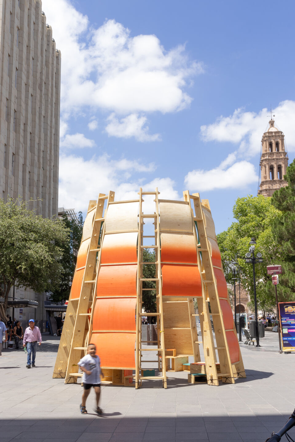 The structure introduces a shaded place to pause within the pedestrian flow of the historic center
