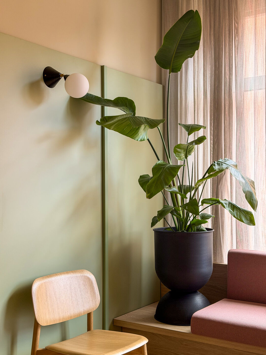 Natural materials, greenery and soft colors create a calm and welcoming atmosphere.