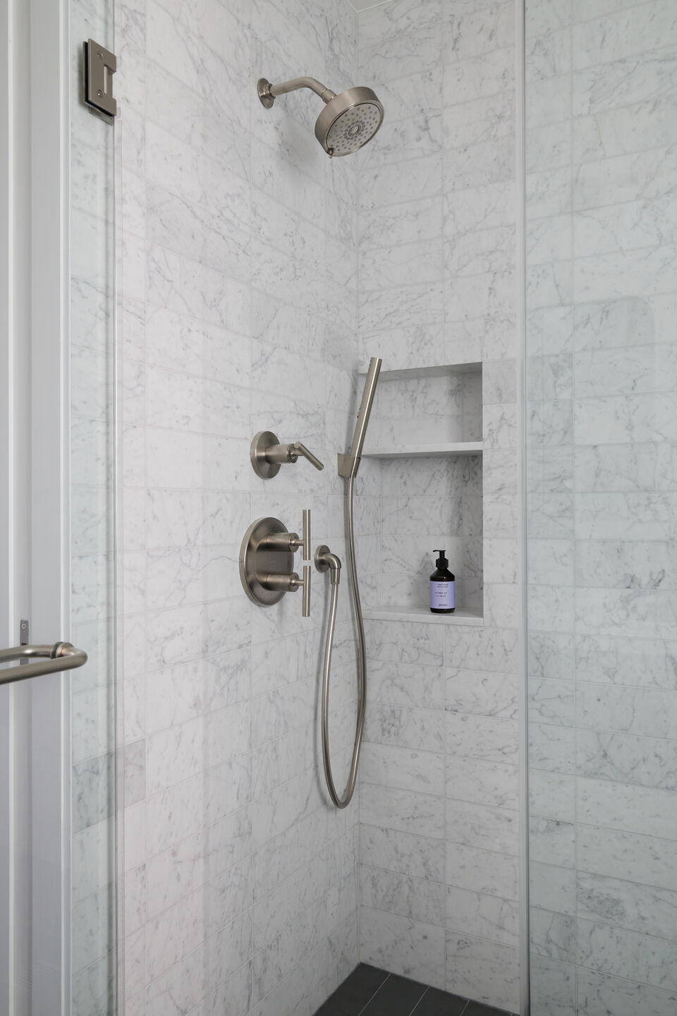 Guest bathroom with a clean marble bathroom and recessed niche