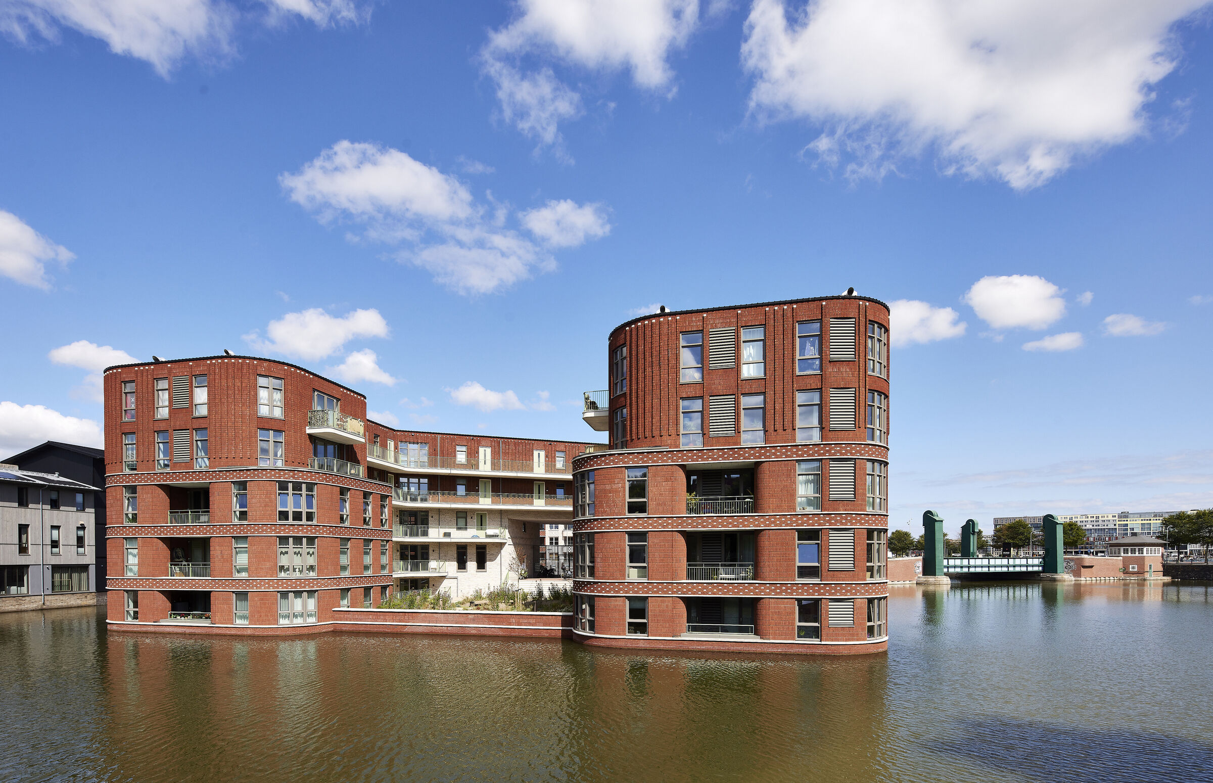 Sfinx, Living near the water
