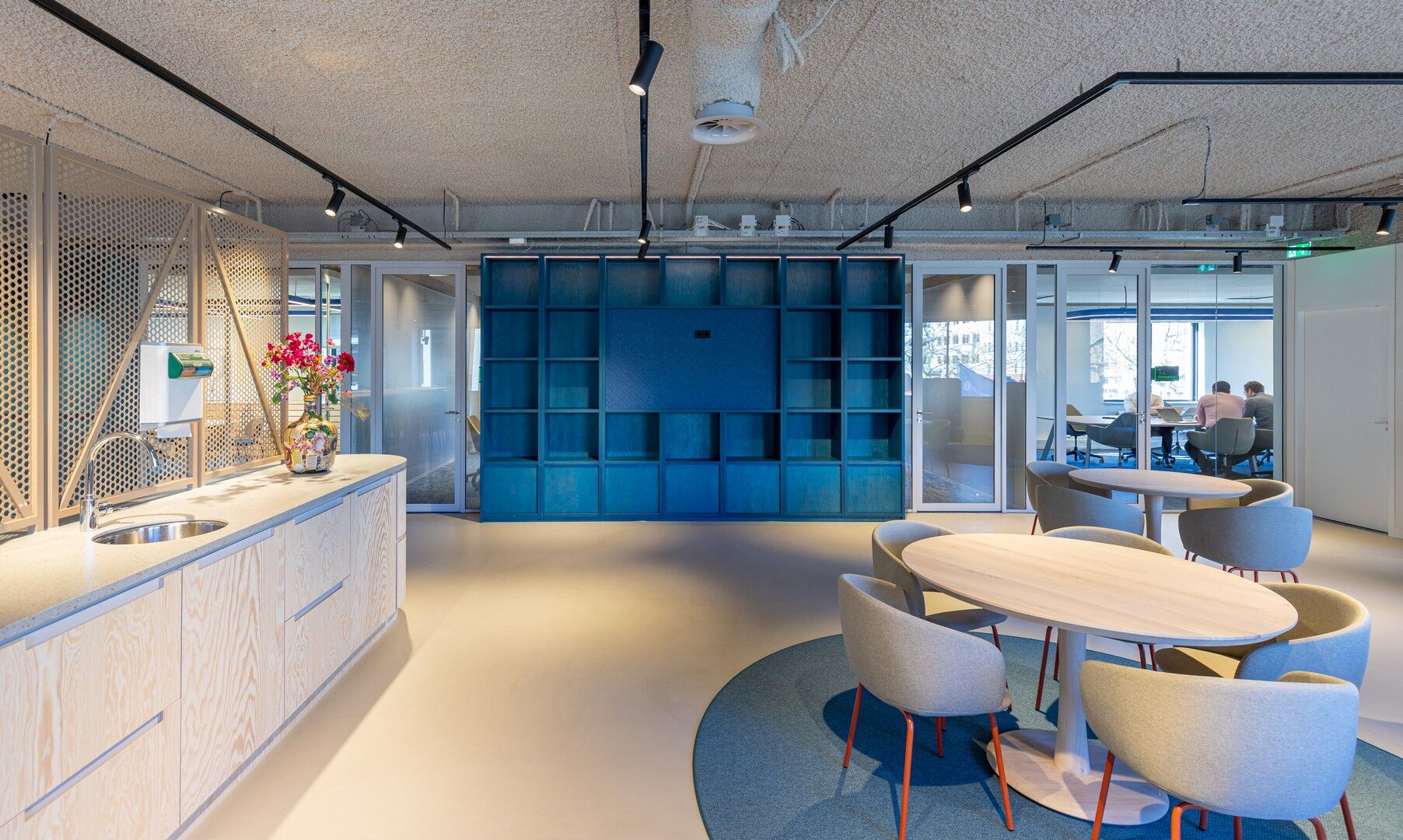 Meeting room with QbiQ partitions