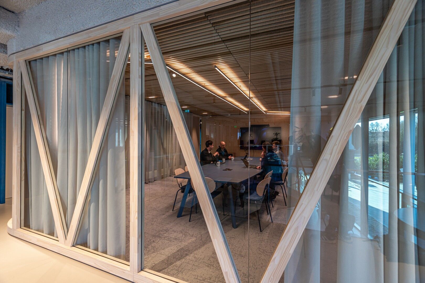 Meeting room with QbiQ partitions