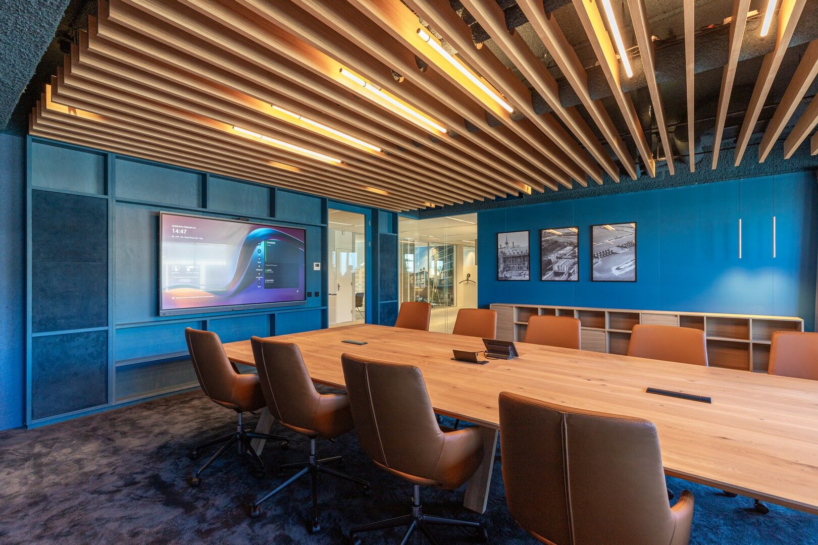Meeting room with QbiQ partitions
