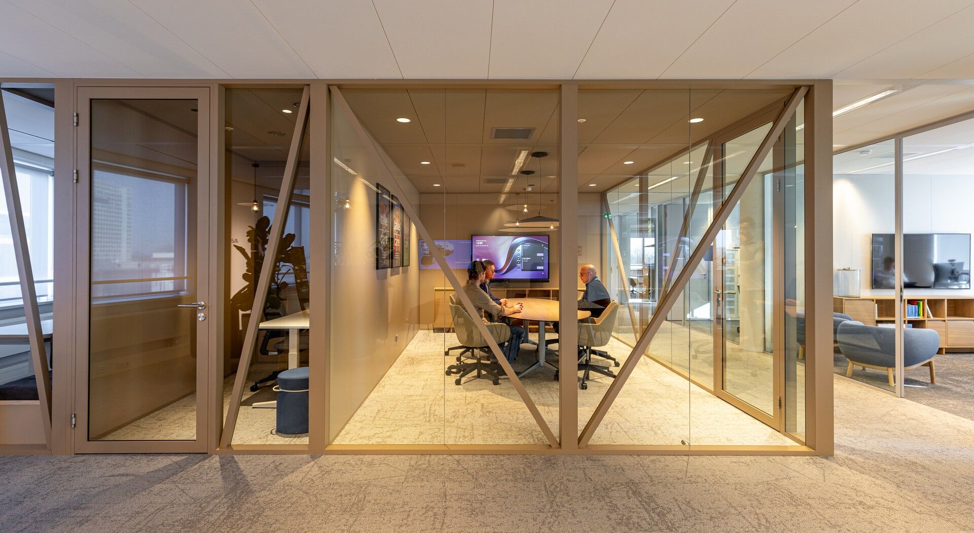 Meeting room with QbiQ partitions