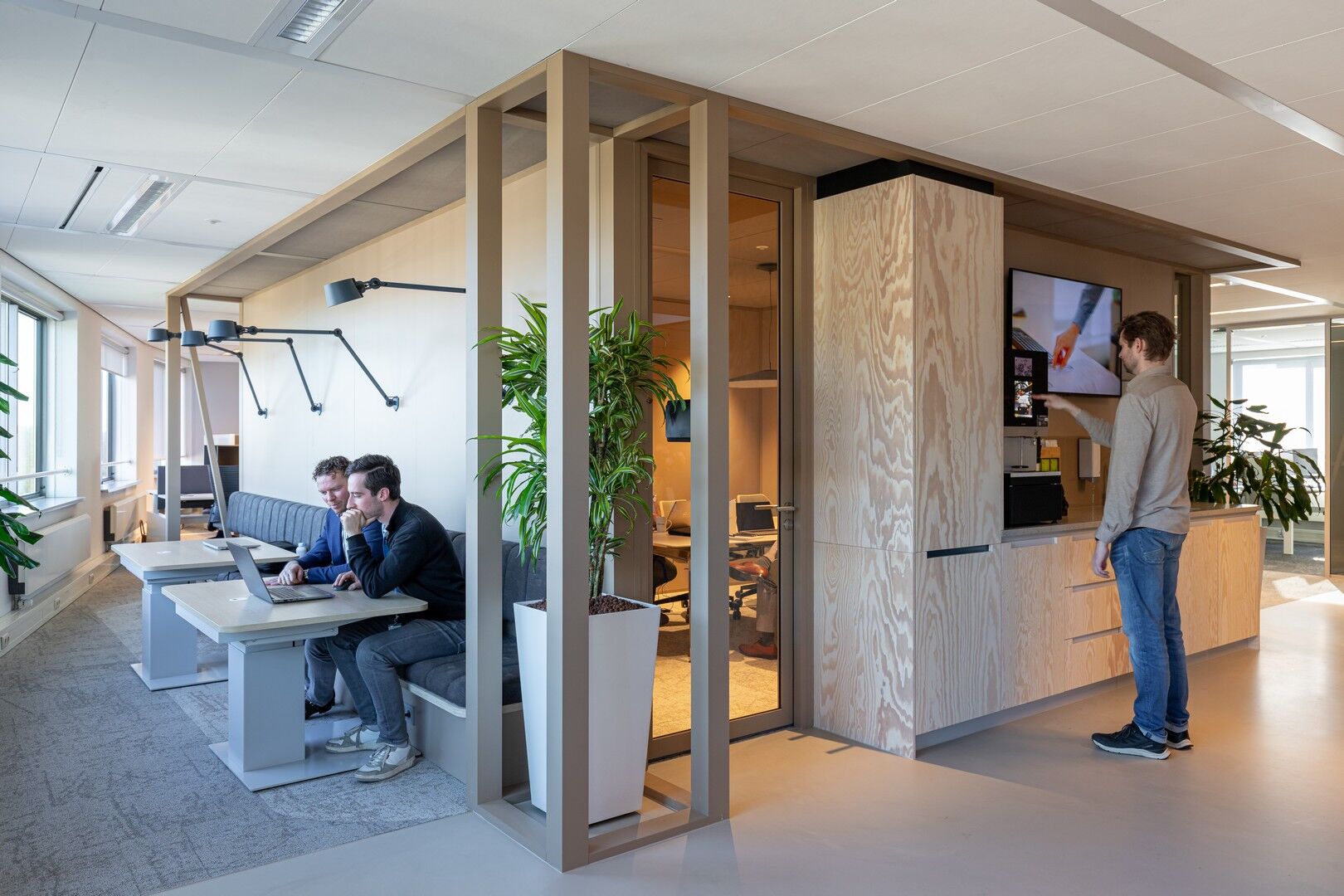 Meeting room with QbiQ partitions