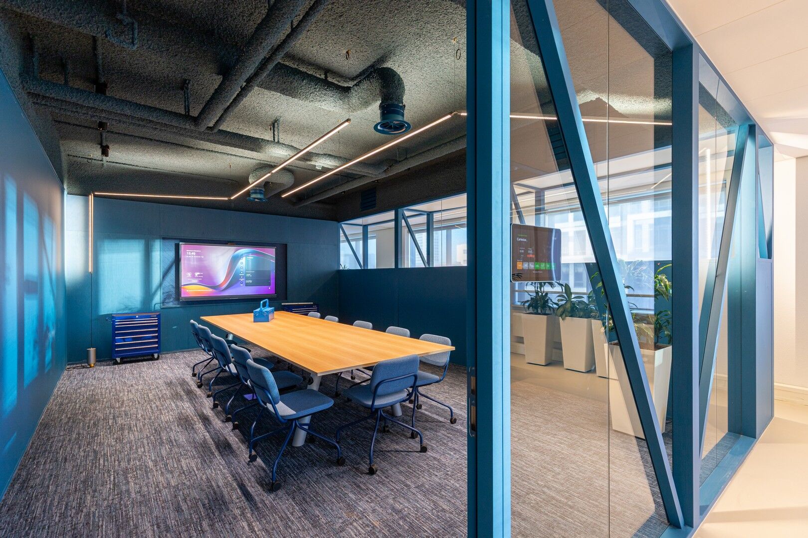Meeting room with QbiQ partitions