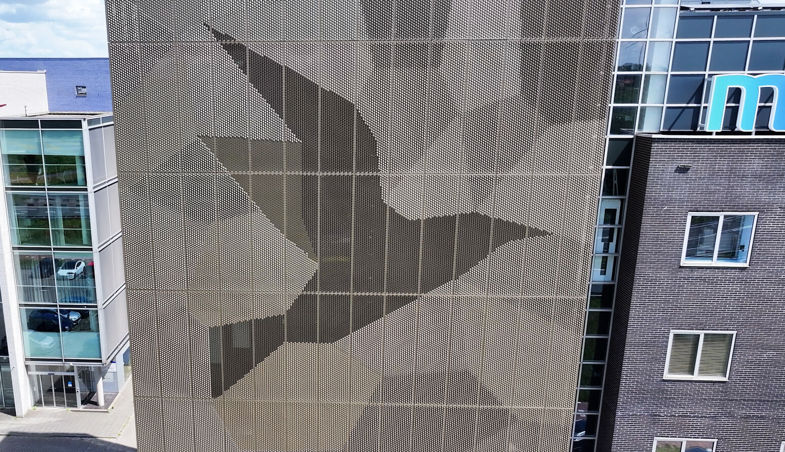Sunlight interacting with a 3D aluminum facade