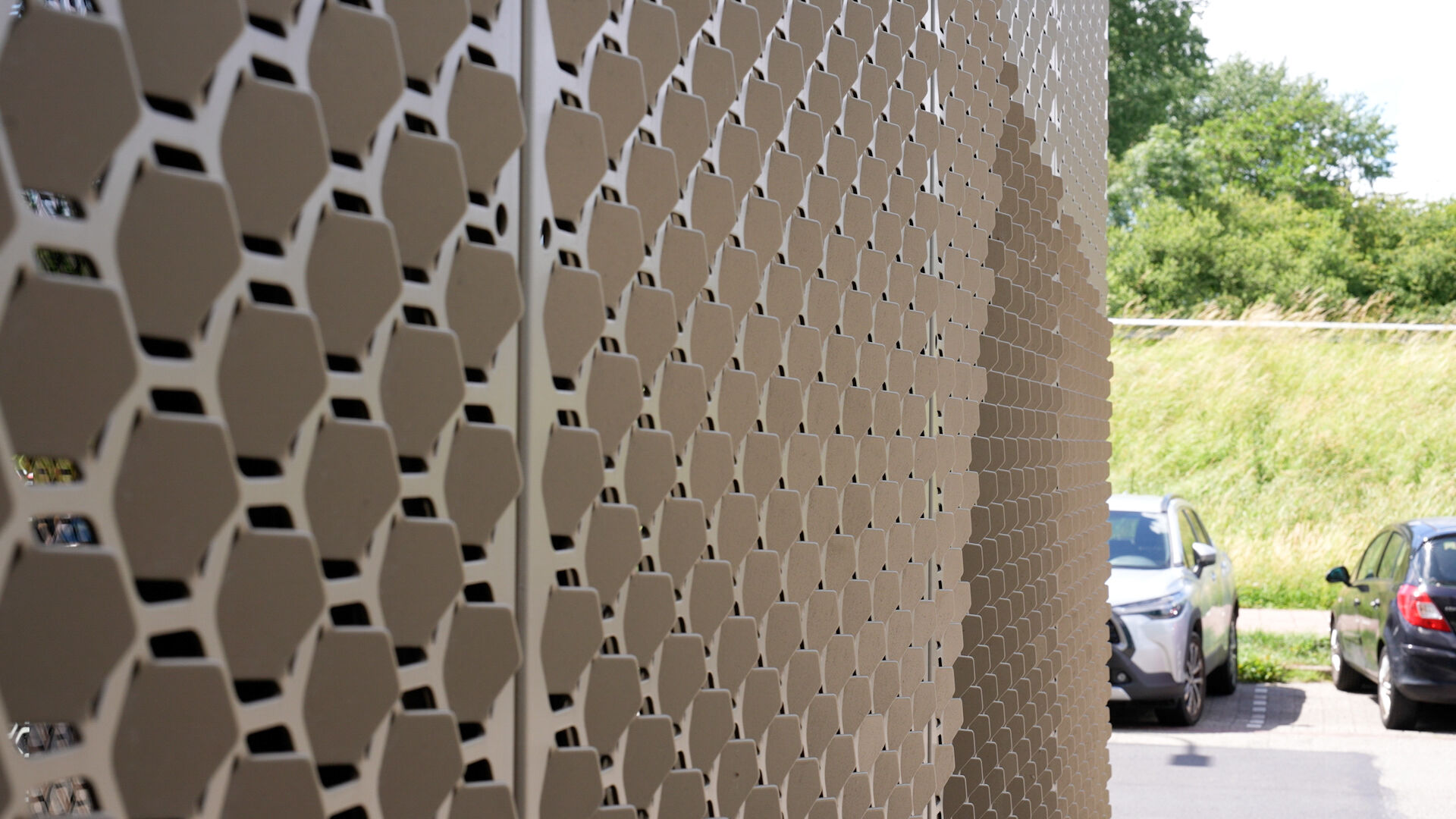 Sunlight interacting with a 3D aluminum facade
