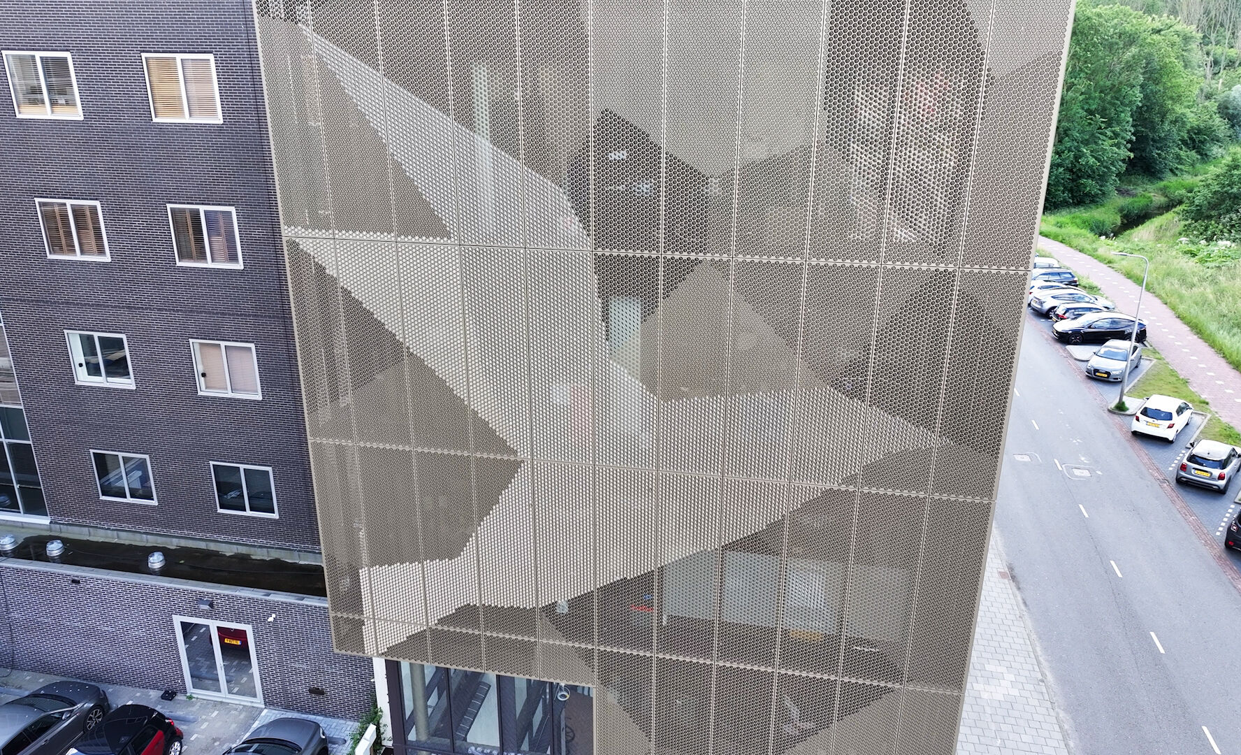 Sunlight interacting with a 3D aluminum facade