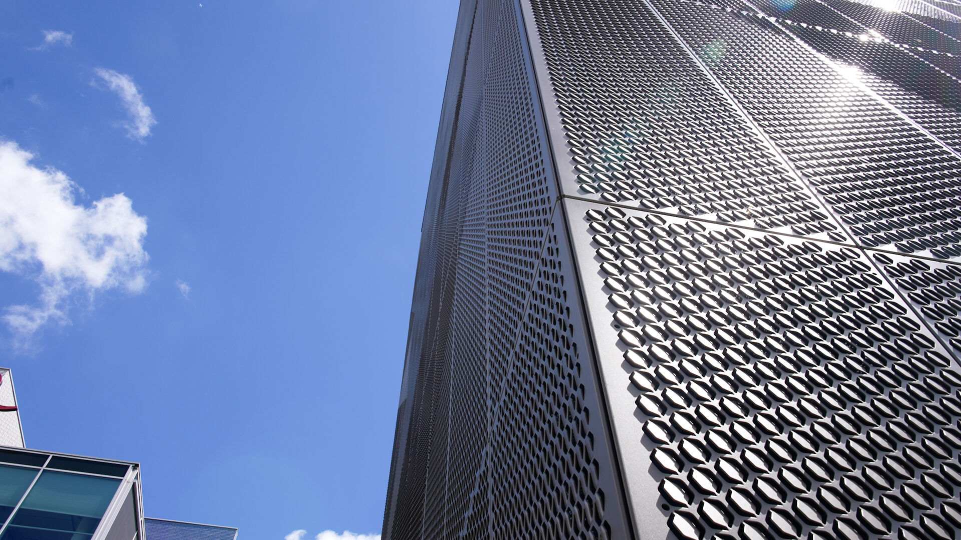 Sunlight interacting with a 3D aluminum facade