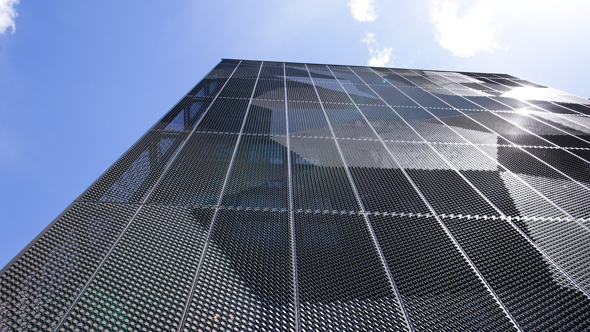 Sunlight interacting with a 3D aluminum facade
